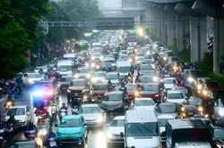 Mưa tầm tã từ sáng sớm, người Hà Nội chật vật vượt ùn tắc