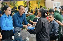Công đoàn hỗ trợ gia đình đoàn viên bị nạn trong vụ cháy chung cư mini