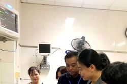 Thăm hỏi, trao quà hỗ trợ của thành phố cho các nạn nhân tại Bệnh viện Đống Đa