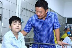 Đại diện Bộ Lao động - Thương binh và Xã hội thăm hỏi, động viên bệnh nhi vụ hỏa hoạn