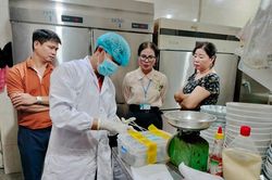 Thêm hàng chục trường hợp bị ngộ độc sau khi ăn bánh mỳ Phượng, bao giờ có kết quả xét nghiệm thực phẩm?