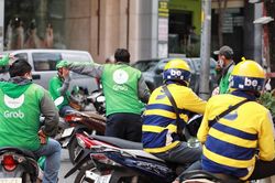 Ứng dụng gọi xe công nghệ bị tố 'nhập nhèm' thu phí bảo hiểm, phí trung hòa các-bon