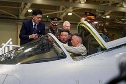 Ông Kim Jong-un thăm nhà máy chế tạo máy bay Nga