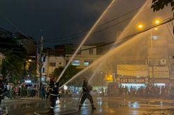 Quận Đống Đa: Các Tổ liên gia an toàn PCCC xử lý đám cháy giả định