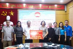 Ba Vì: Thăm hỏi, hỗ trợ nạn nhân vụ cháy tại quận Thanh Xuân