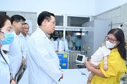Chủ tịch Quốc hội thăm, động viên các nạn nhân của vụ cháy chung cư mini
