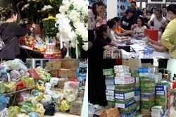 Người dân chung tay hỗ trợ các nạn nhân vụ cháy chung cư mini ở Hà Nội
