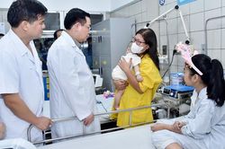 Chủ tịch Quốc hội thăm hỏi, tưởng niệm các nạn nhân trong vụ hỏa hoạn tại Thanh Xuân