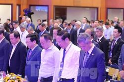 Đại biểu dự diễn đàn kinh tế TPHCM mặc niệm các nạn nhân vụ cháy ở Hà Nội, lũ quét Lào Cai