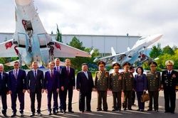 Hình ảnh ông Kim Jong Un đi thăm nhà máy sản xuất Su-35 và Su-57 của Nga