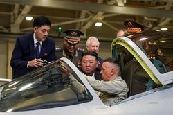 Ông Kim Jong Un thăm nhà máy sản xuất máy bay Nga, xem chiến cơ Su-35 trình diễn