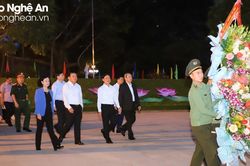Thường trực Ban Bí thư Trương Thị Mai dâng hoa, dâng hương tưởng niệm Chủ tịch Hồ Chí Minh tại Nam Đàn, Nghệ An