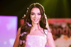 Vợ Tây của Bùi Tiến Dũng trở lại sàn diễn, nhan sắc ví như nữ thần