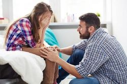 Cách giúp trẻ chữa lành sau hoảng loạn, sang chấn tâm lý vì những sự kiện đau thương
