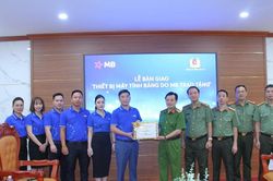 Công an tỉnh tiếp nhận 50 máy tính bảng phục vụ nâng cao chất lượng chuyển đổi số quốc gia