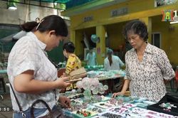 Phiên chợ đá quý