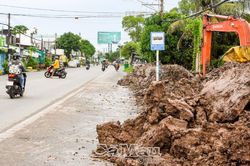 Lấp đất cản trở xe buýt đỗ