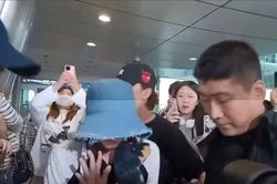 Giữa tin đồn rời BlackPink, Lisa bị fan cuồng xô đẩy ở sân bay