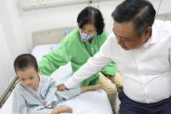 Chủ tịch UBND thành phố Hà Nội rút ngắn chuyến công tác nước ngoài, đến ngay bệnh viện thăm nạn nhân vụ cháy chung cư mini