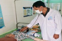 Trưởng trạm y tế hết lòng vì sức khỏe đồng bào dân tộc thiểu số