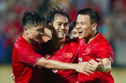 Tuyển Việt Nam và Thái Lan cùng thăng hạng FIFA