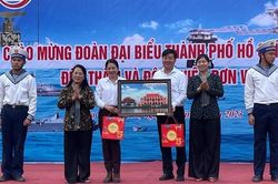Đoàn đại biểu TP HCM thăm và tặng quà tại Côn Đảo