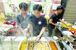 Thức ăn đường phố tiềm ẩn nhiều nguy cơ: Bao giờ hết lo?