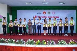 Chủ tịch tỉnh Đồng Tháp tuyên dương HS, SV, GV có thành tích xuất sắc