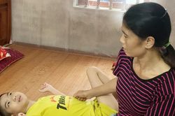 Góa phụ bệnh tật rơi nước mắt thương con trai bại não
