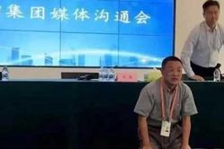 Trung Quốc: Xôn xao hình ảnh chủ tịch tập đoàn bất động sản quỳ trong cuộc họp