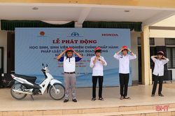 Giáo viên, học sinh Hà Tĩnh hưởng ứng phát động chấp hành pháp luật về ATGT
