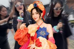 Hòa Minzy bị 'quay lén' trong lúc hát, nhan sắc 'dụi mắt' mãi vẫn không nhận ra