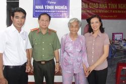 Ban Chuyên đề Công an TPHCM cùng nhà tài trợ tặng nhà cho hoàn cảnh khó khăn