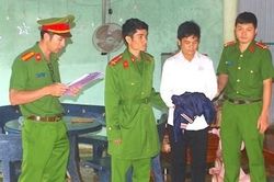 Bắt giam cán bộ địa chính xã 'vòi tiền' làm hồ sơ đất đai