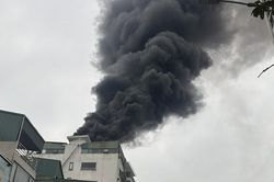 Hà Nội: Thêm đám cháy tạo cột khói đen cao hàng chục mét, đứng xa trăm mét vẫn thấy cuồn cuộn
