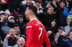 VIDEO Fan MU liên tục hát vang tên Ronaldo ở trận thua Brighton?