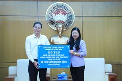 Thành phố Hồ Chí Minh trao 5 tỷ đồng ủng hộ các nạn nhân vụ cháy chung cư mini