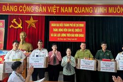Đoàn công tác TPHCM thăm, tặng quà chiến sĩ ở đảo Hòn Khoai