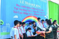 Trao 100 suất học bổng cho học sinh nghèo huyện Cam Lâm