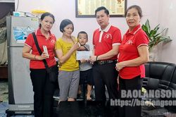 Trao tiền hỗ trợ cho bệnh nhân nhi cần ghép tủy sống