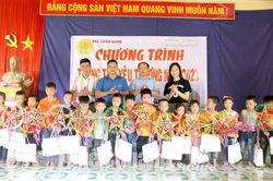 Trên 100 suất quà Trung thu tặng trẻ em thôn đặc biệt khó khăn