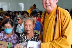 Chùa Liên Hoa (Q.11) trích 600 triệu đồng từ quỹ 'không vàng mã' thực hiện hoạt động từ thiện