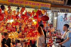 Hà Nội: Người dân, du khách hồ hởi đổ về khu phố Hàng Mã vui Tết Trung thu