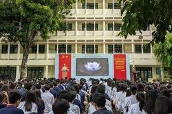 Buổi chào cờ xúc động, tưởng niệm người bạn, người học trò đã mất trong vụ cháy chung cư của trường Khương Hạ