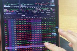 Chứng khoán giảm mạnh, VN-Index 'bay' 15,55 điểm phiên đầu tuần