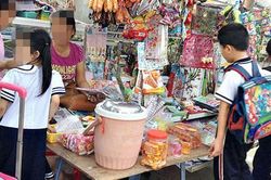 Thực phẩm bẩn bủa vây trường học