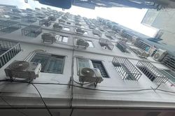 Cận cảnh những căn hộ 'nhốt người' trong các tòa chung cư mini ở Hà Nội