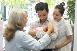 Khánh Thi bị ảnh hưởng sức khỏe sau khi sinh lần ba