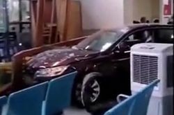 Mất kiểm soát, ô tô lao thẳng vào sảnh bệnh viện