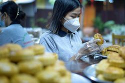 Không khí làm bánh trung thu của các bạn trẻ tại tịnh xá Ngọc Chánh